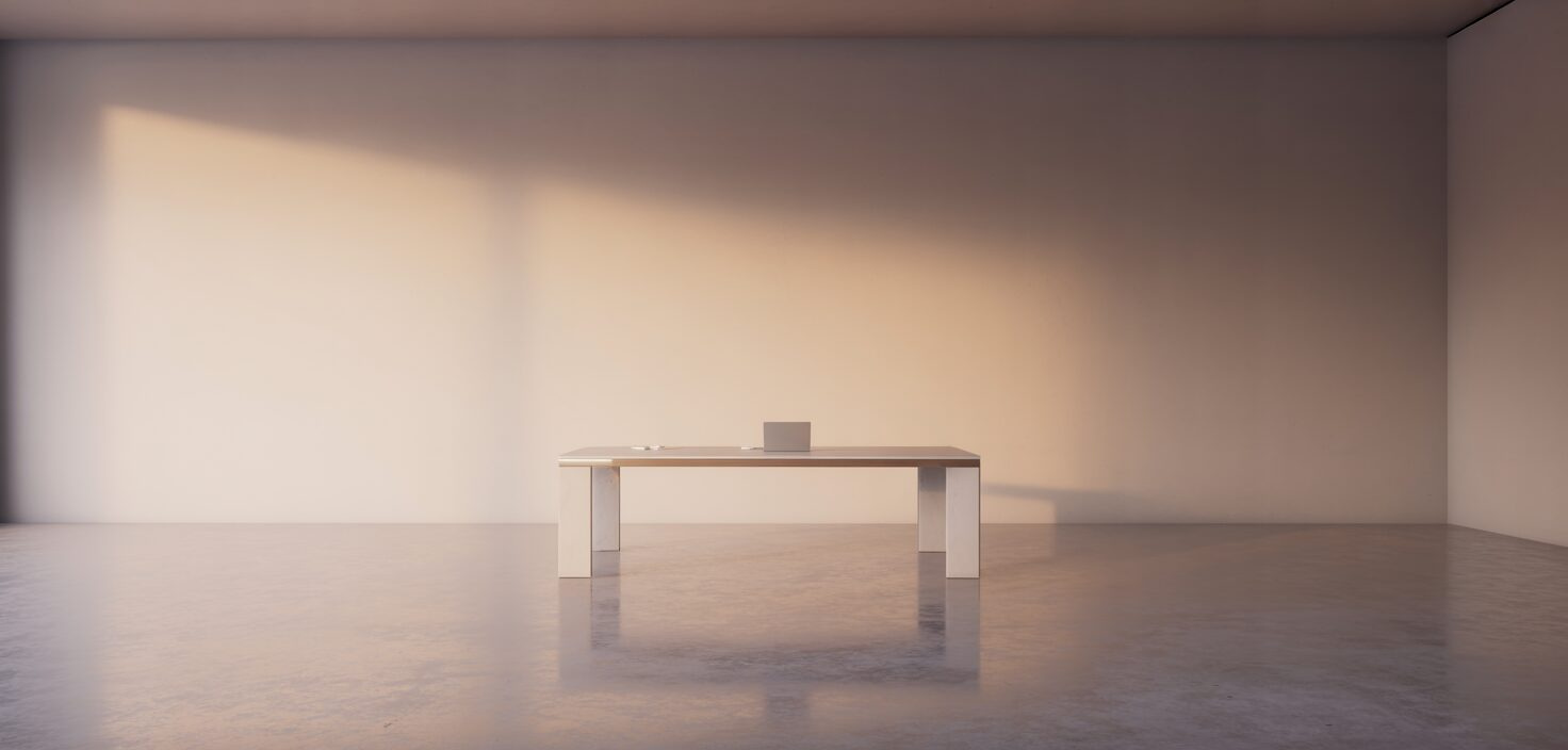 Rent kontor med minimalistisk inredning, naturligt ljus och skinande golv.