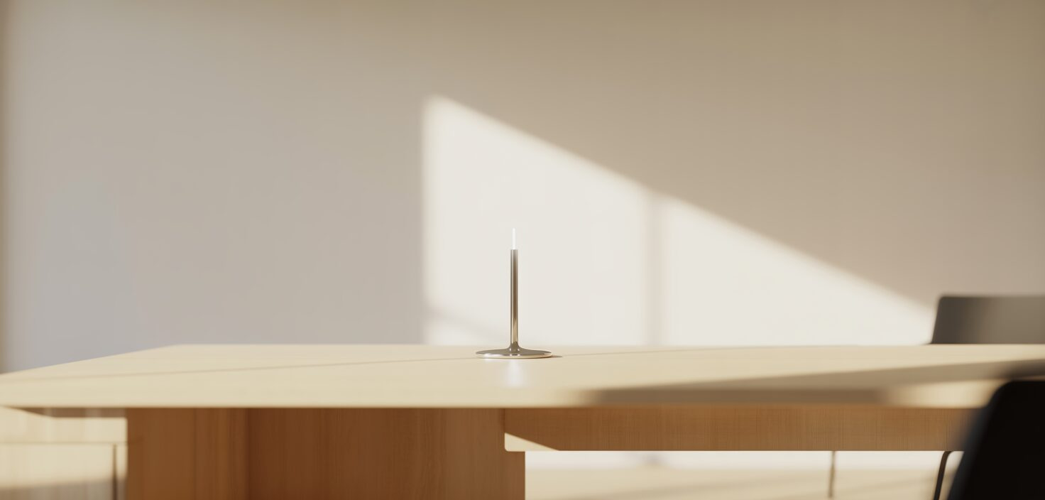 Ett rent, modernt kontor med minimalistisk inredning, fokuserat på en tom skrivbordsyta med en enstaka ljusstake, som representerar renhet och arbetsmiljö.
